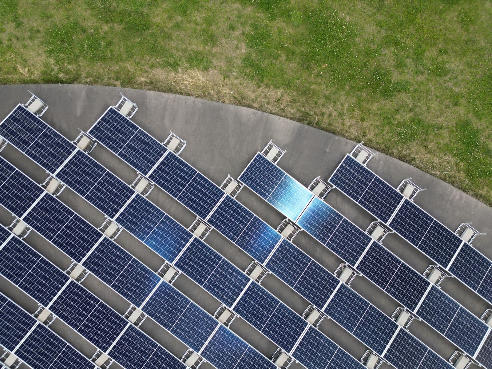 Panneaux solaires installés sur un terrain agricole