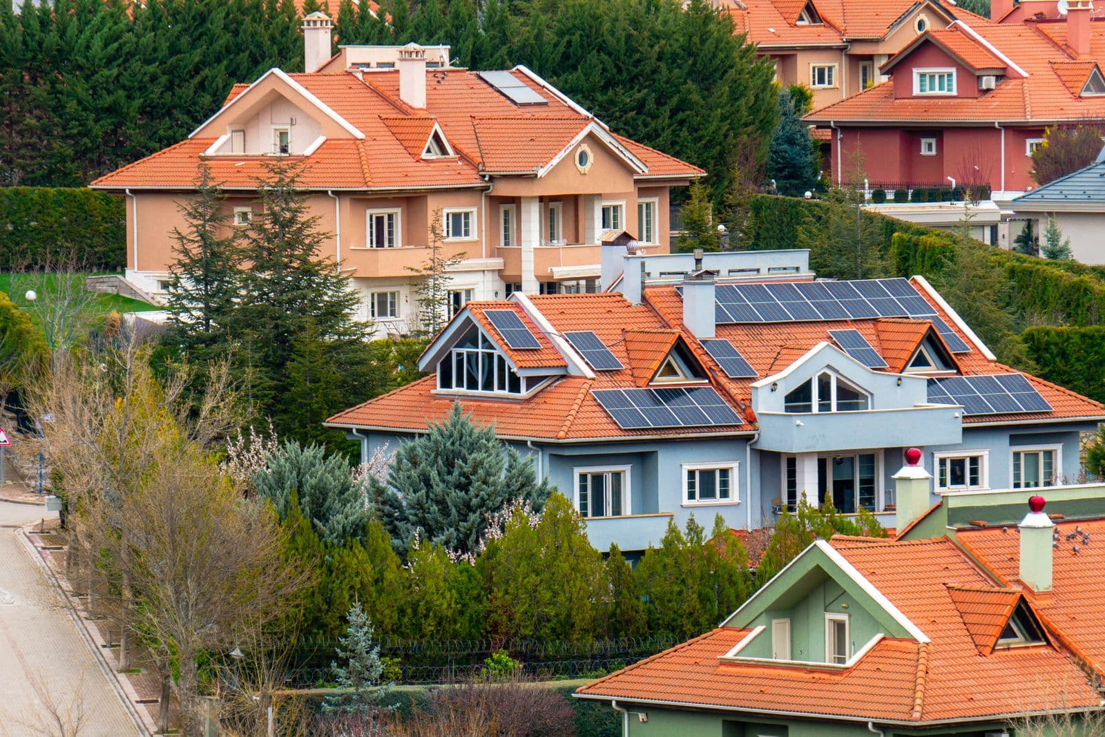 Maisons de quartier avec panneaux solaires en toiture
