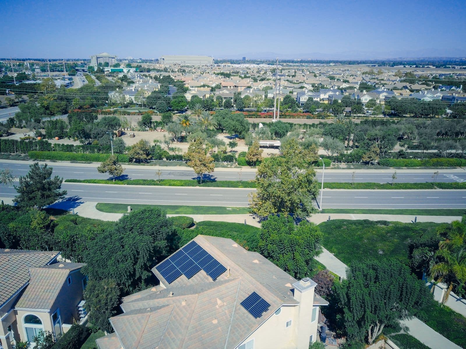 Vue aérienne d'un quartier résidentiel équipé en solaire